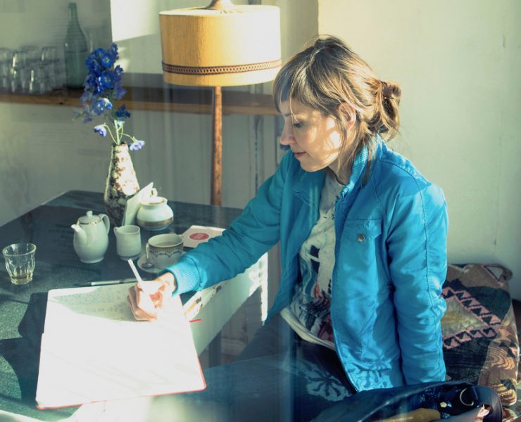 Pfeifer beim Schreiben am Küchentisch