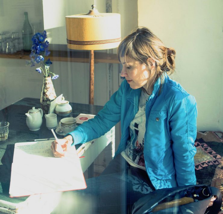 Pfeifer beim Schreiben am Küchentisch