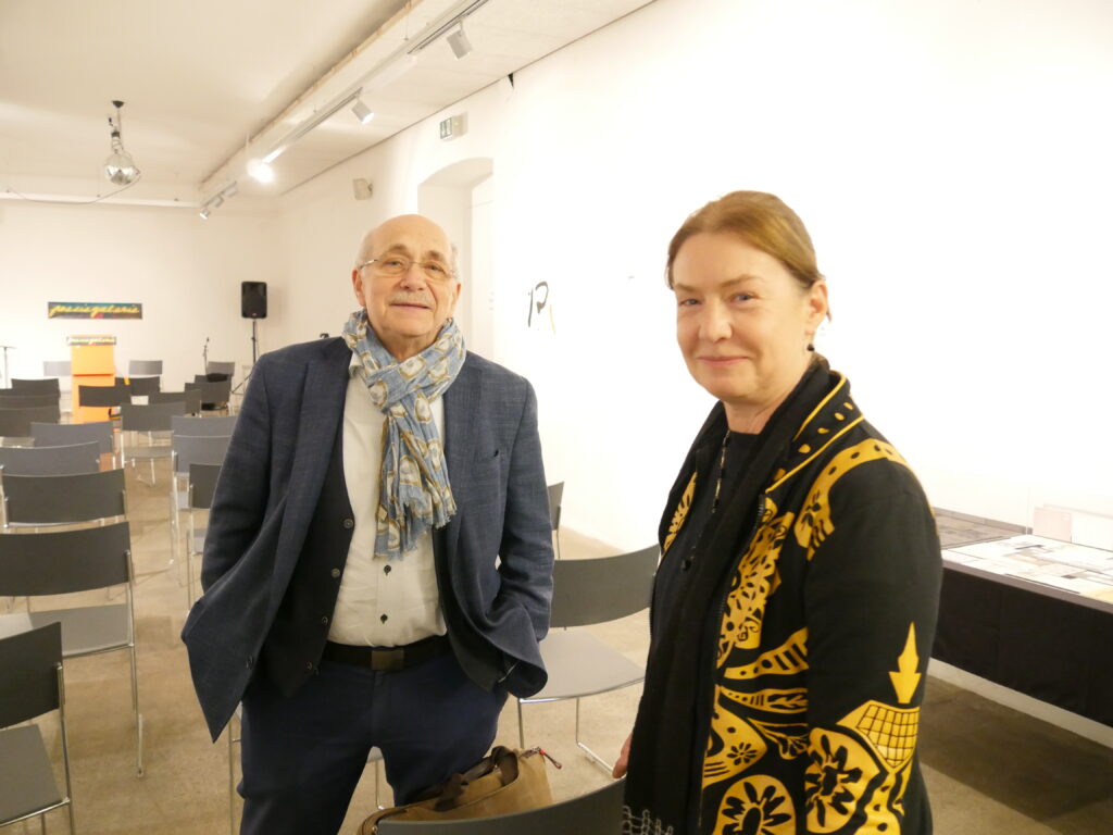 Gerhard Ruiss und Kirstin Breitenfellner vor der Diskussion entspannt