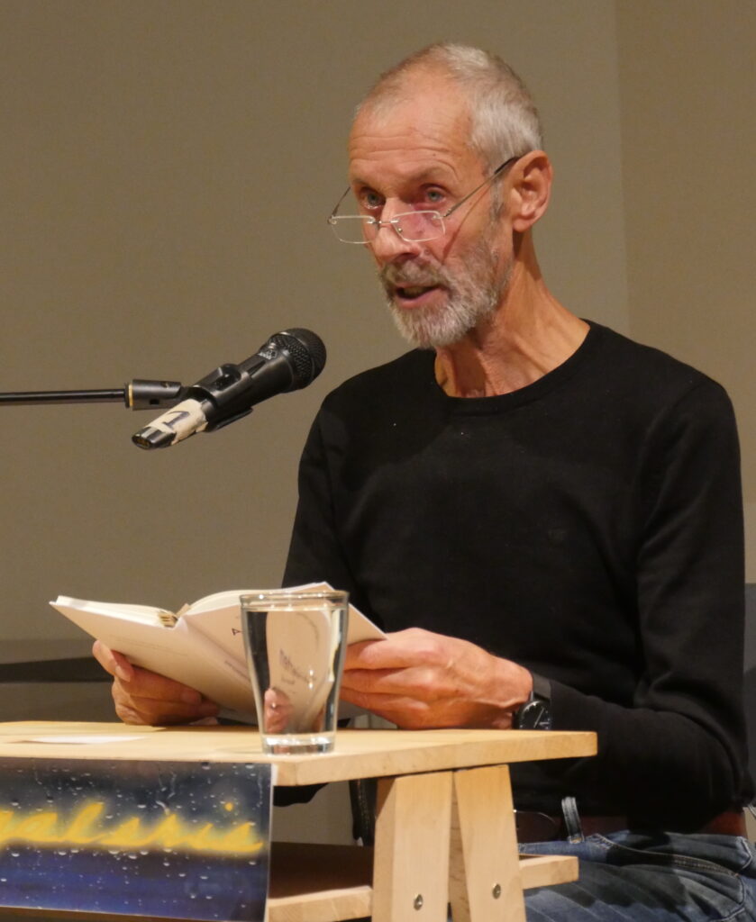Eberhard Häfner  liest aus "Am unfrisierten Rand" am 10.11.bei der Poesiegalerie 2023.
