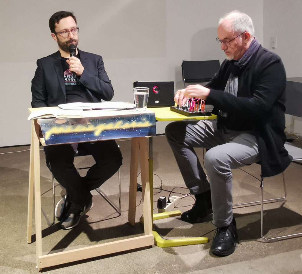 Erwin Uhrmann und Karlheinz Essl performen "Coastlines" bei Poesiegalerie am 10.11.2023