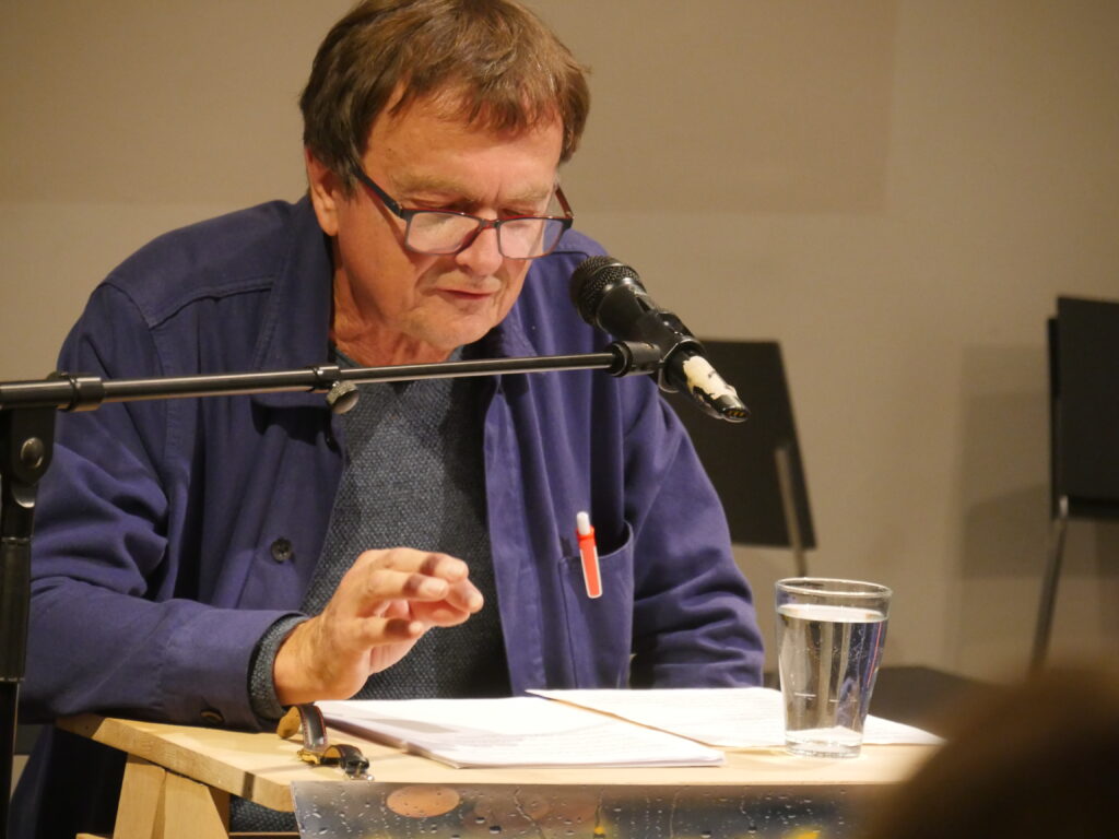 Ferdinand Schmatz  liest aus "Strand der Verse Lauf" am 10.11.bei der Poesiegalerie 2023.