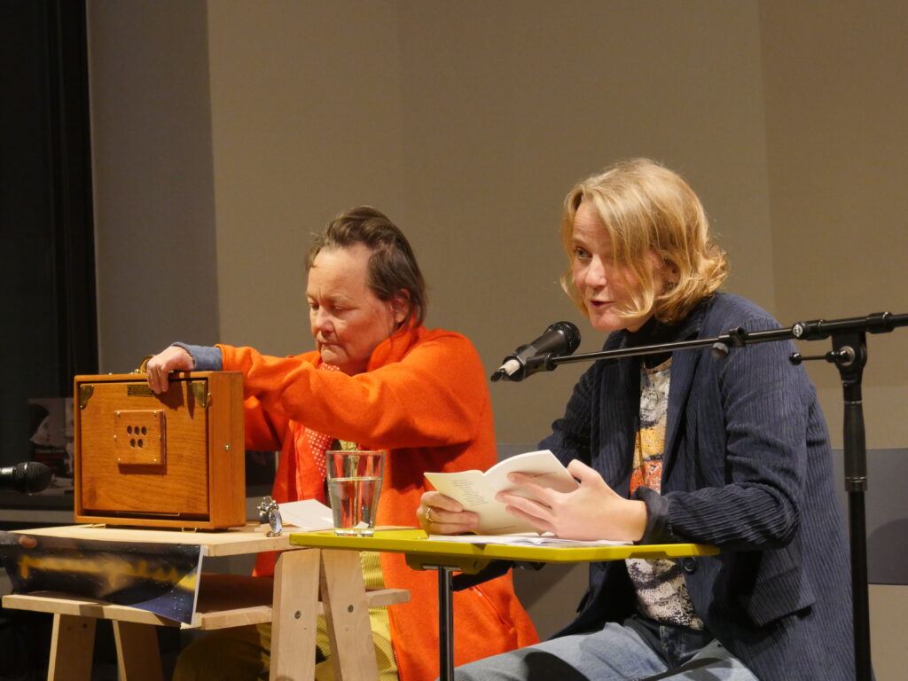Ilse Kilic an der Shrutibox und Eva Schörkhuber bei der Poesiegalerie am 11.11.23
