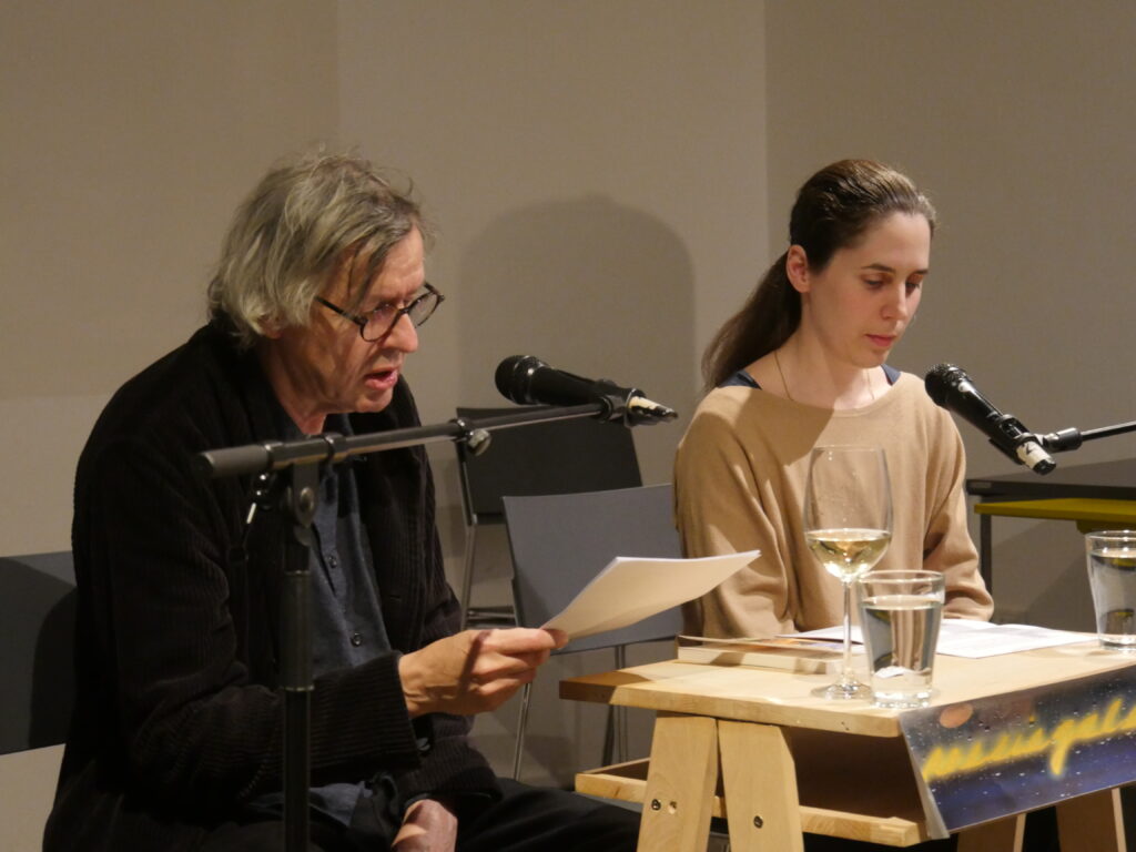Kalle Aldis Laar und Astrid Nischkauer stellen die Anthologie "Mir war es als ob es klopfte. Neue Gedichte aus Lettland" am 10.11.bei der Poesiegalerie 2023 vor.