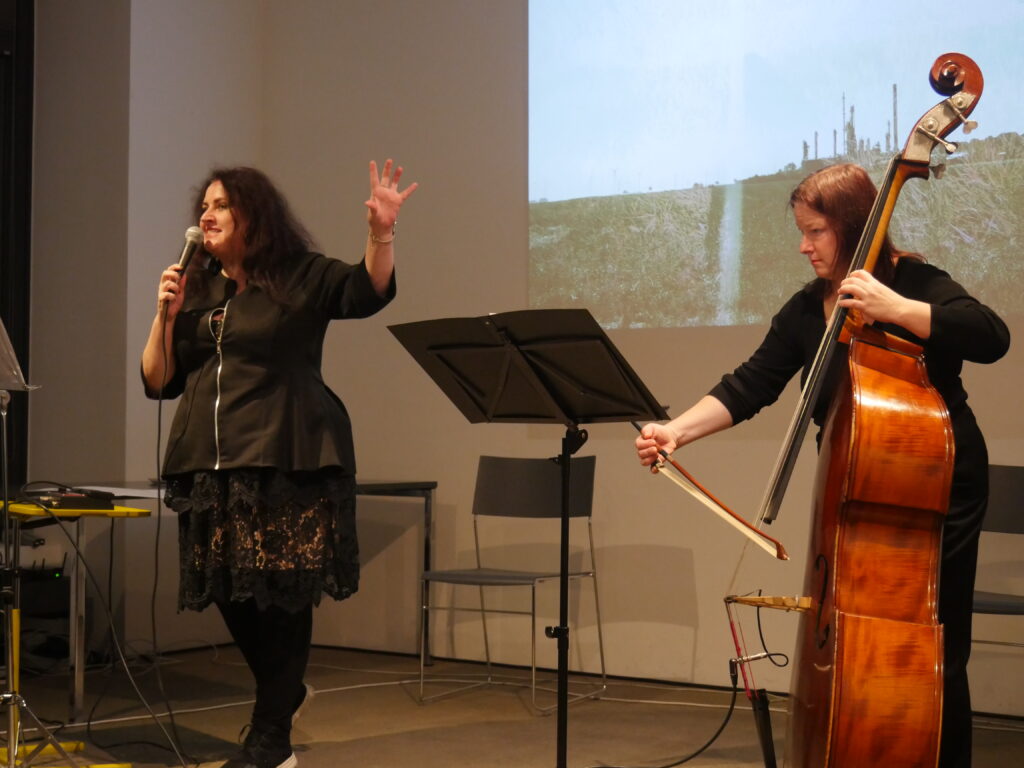 Rhea Krcmarova und Birgit Selhofer am Bass in AUSTRIAN GOTHIC bei der Poesiegalerie am 11.11.23