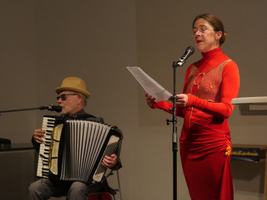 Anne Bennent und Otto Lechner mit ihrem Ingeborg Bachmann Programm "Sag dem Festland, dass die Krater nicht ruhen" am 10.11.bei der Poesiegalerie 2023.