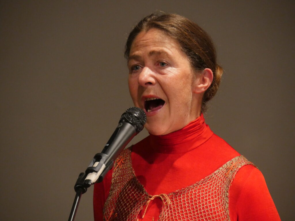 Nahaufnahme Anne Bennent bei ihrem Ingeborg Bachmann Programm "Sag dem Festland, dass die Krater nicht ruhen" am 10.11.bei der Poesiegalerie 2023.