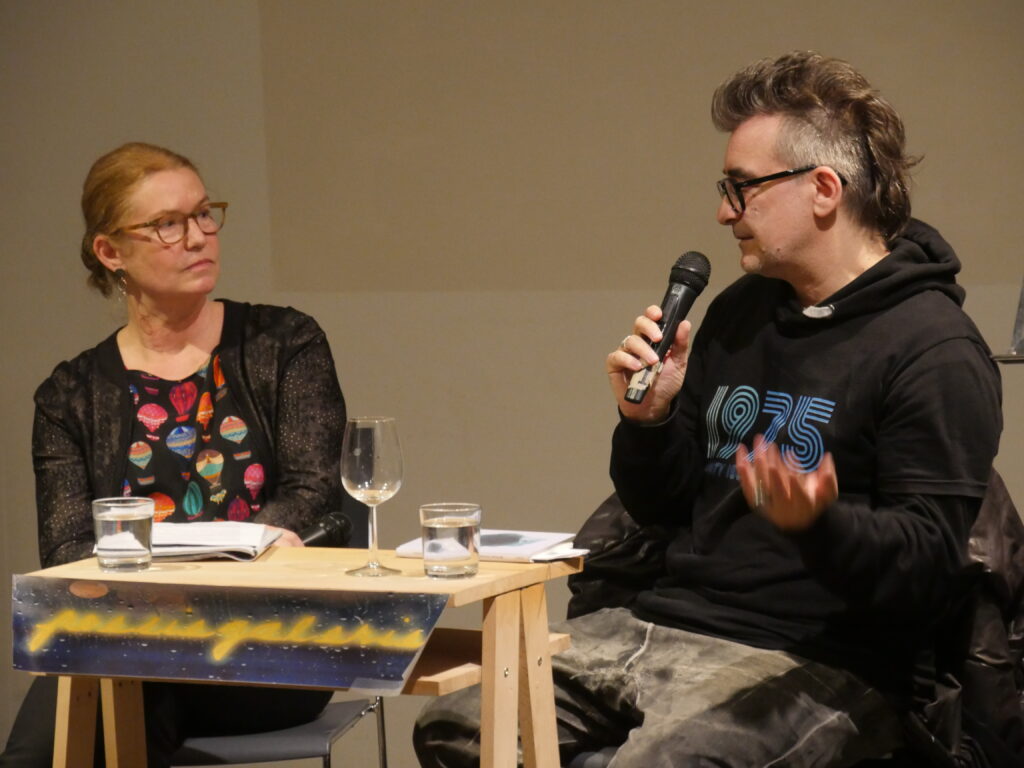 Michael Stavaric und Kirstin im Gespräch bei der Poesiegalerie 2023 am 9.11.23