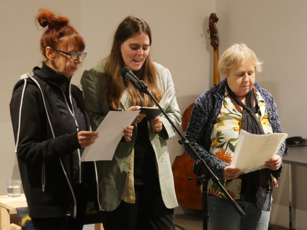 Elisa Asenbaum liest gemeinsam mit Lorena Pichler und Eleonore Weber bei der Poesiegalerie am 11.11.23
