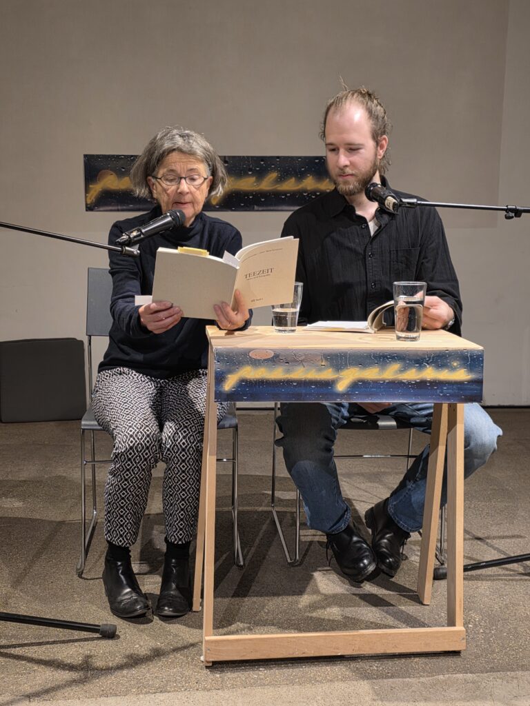 Beatrice Simonsen liest mit ihrem Johan Nane Simonsen aus ihrem Gedichtband "Teezeit" bei der PG25