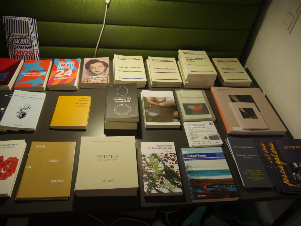 Büchertisch Ausschnitt bei Poesiegalerie 2025