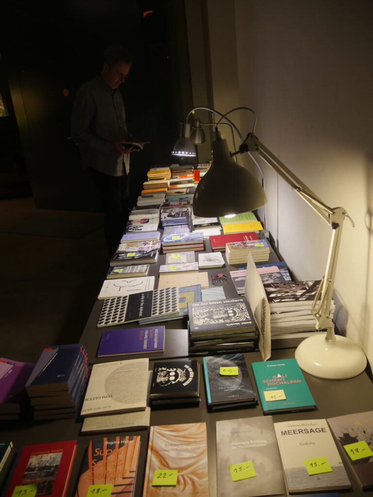 Gut sortierter Büchertisch bei Poesiegalerie 2025