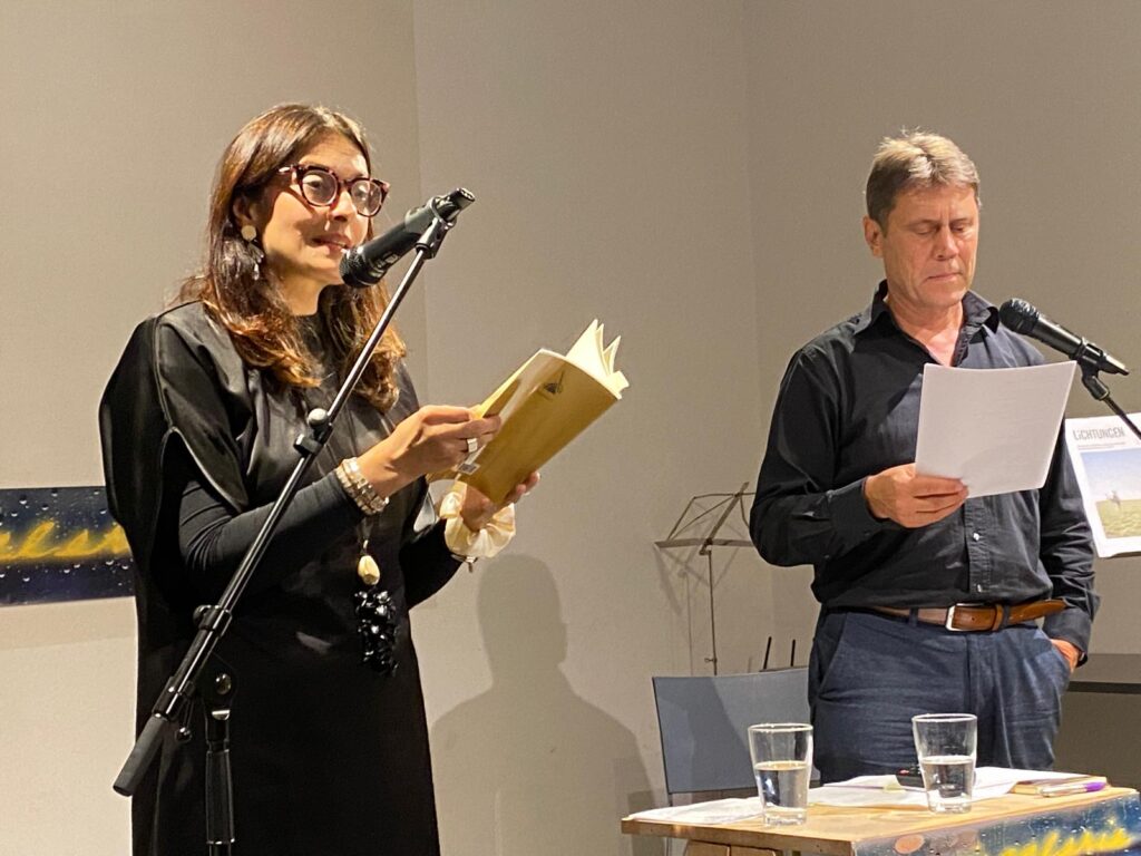 Corina Oproae aus Spanien liest mit ihrem Übersetzer Udo Kawasser bei der Poesiegalerie 2025