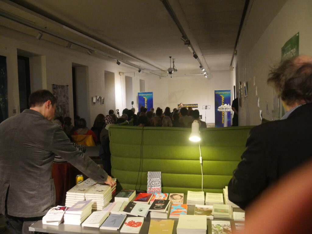 Full House und gut sortierter Büchertisch bei Poesiegalerie 2025