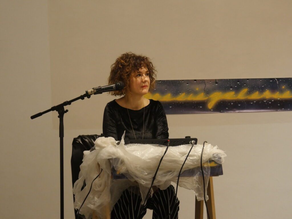 Kinga Tóth vor ihrer Performance "MariaMachina" bei der Vernissage der Transmedialen Poesiegalerie