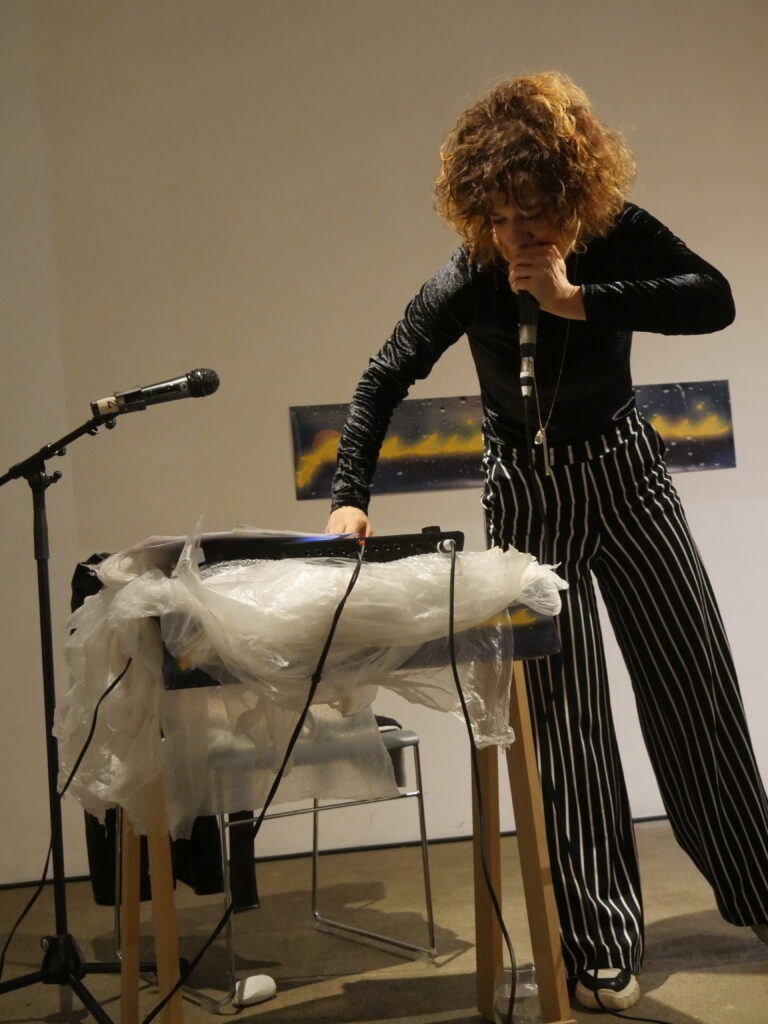 Kinga Tóth performt "MariaMachina" bei der Transmedialen Poesiegalerie 2025