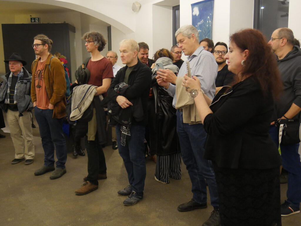 Publikum bei der Vernissage der Transmedialen Poesiegalerie 2025