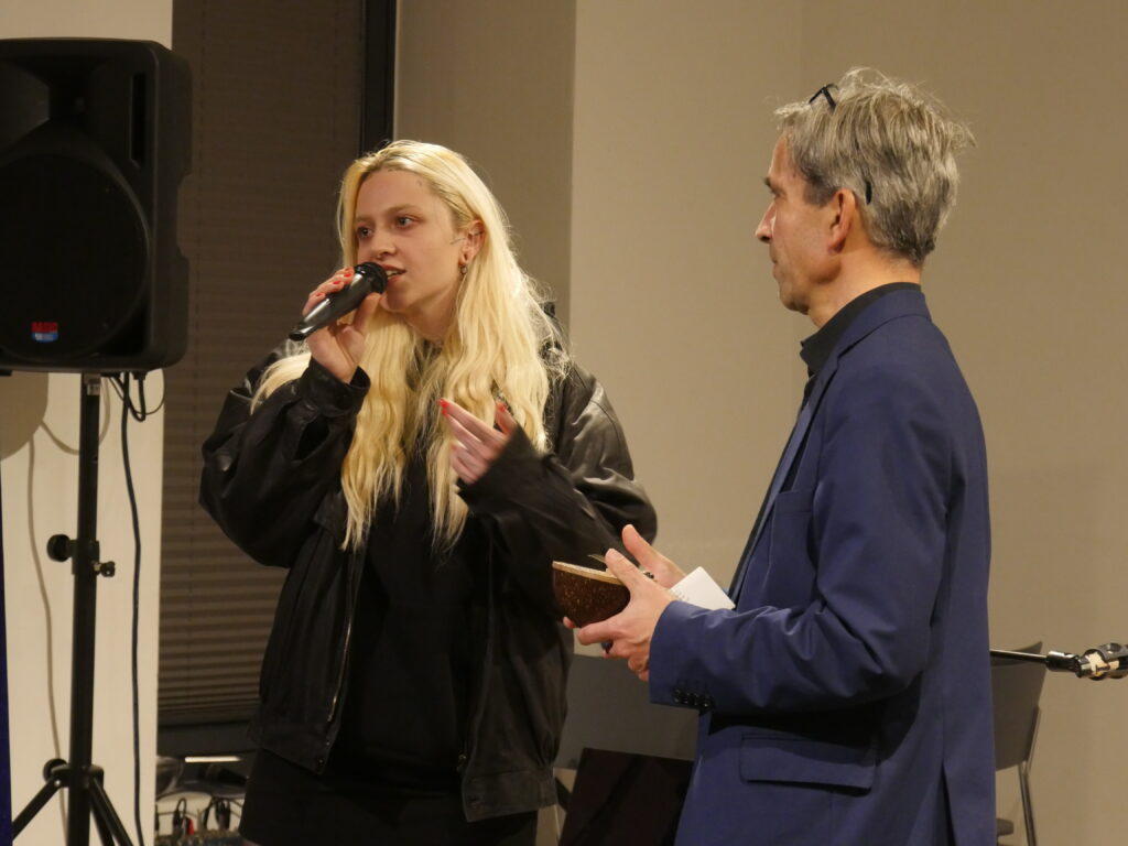 Die Regisseurin und Hauptdarstellerin Celi Kay mit dem Modorator Sven Jakobson bei der Präsentation ihres Kurzfilms "weißer rauch" bei der Poesiegalerie 2025