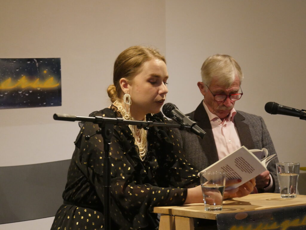 Die Ukrainerin Iryna Sazhynska tritt mit ihrem Übersetzer Alois Wolda am 1.Tag der Poesiegalerie 2015 auf.