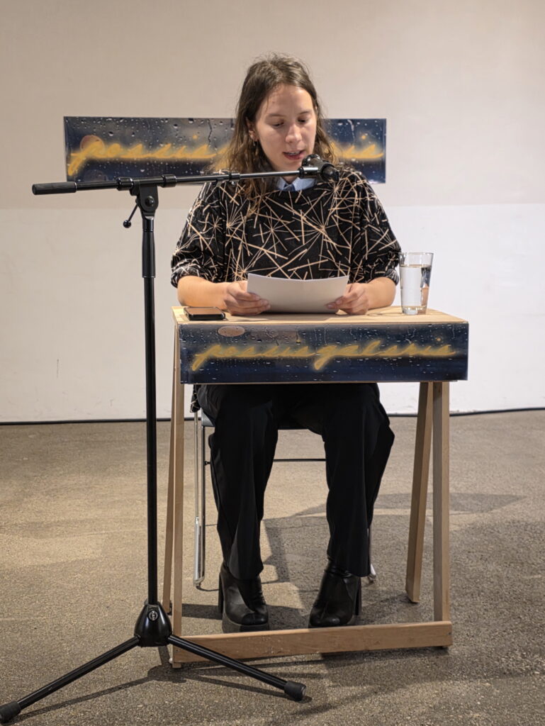 Nea Schmid bei ihrer Lesung auf Einladung der Manuskripte am 1.Tag der Poesiegalerie 2025