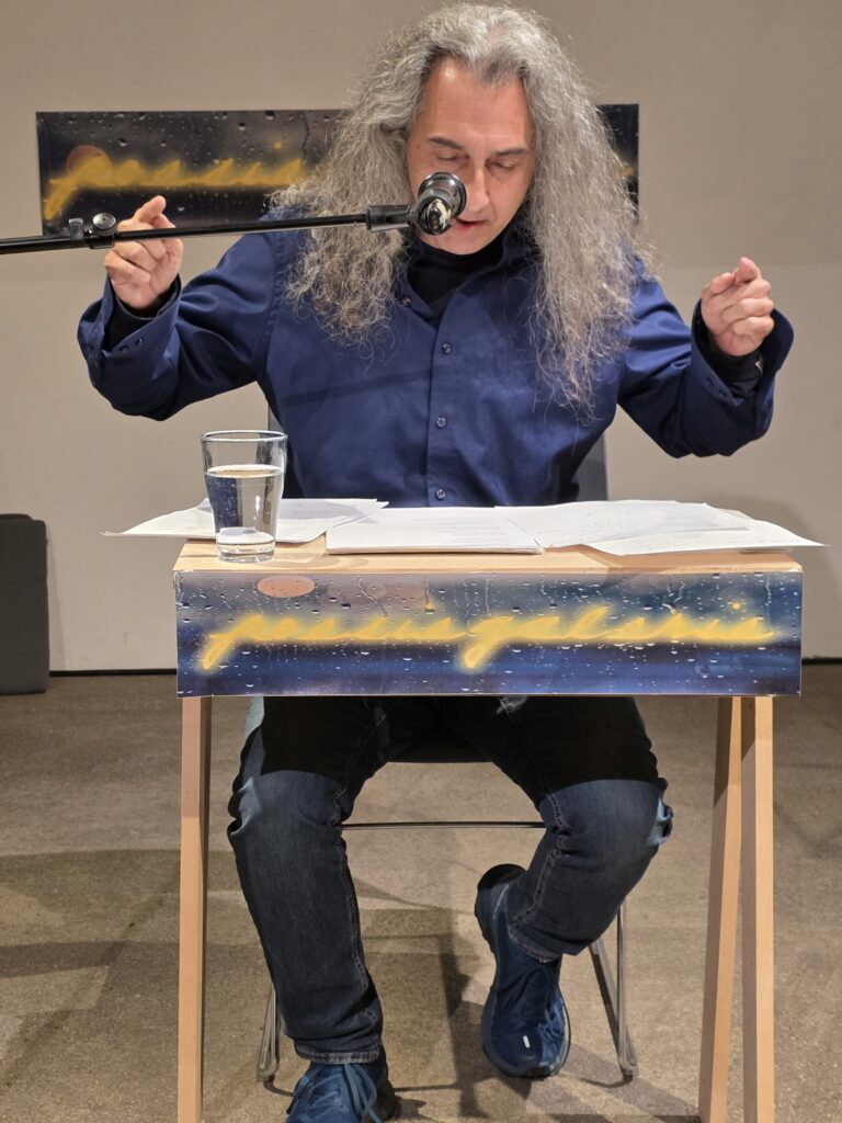 Semier Insayif bei seiner Lesung in der Poesiegalerie 2025