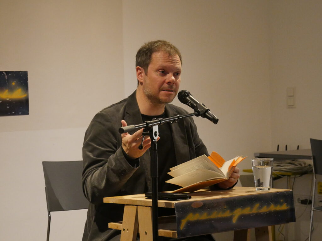 Manuskripte-Herausgeber Andreas Unterweger bei seiner Lesung am 1.Tag der Poesiegalerie 2025